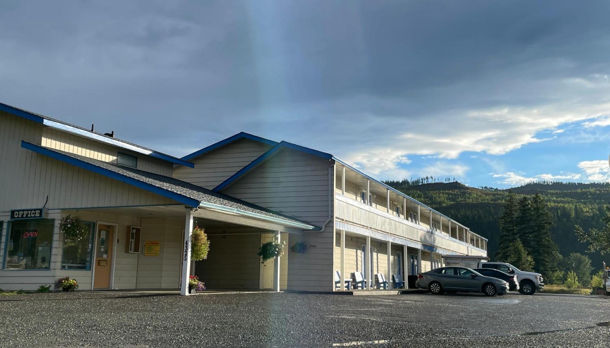 Y-5 Motel Barriere Экстерьер фото